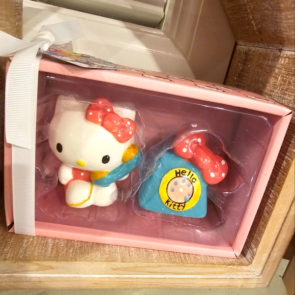 Hello Kitty Phone a Friend Salt and Pepper Shaker Set - Picture 1 of 3